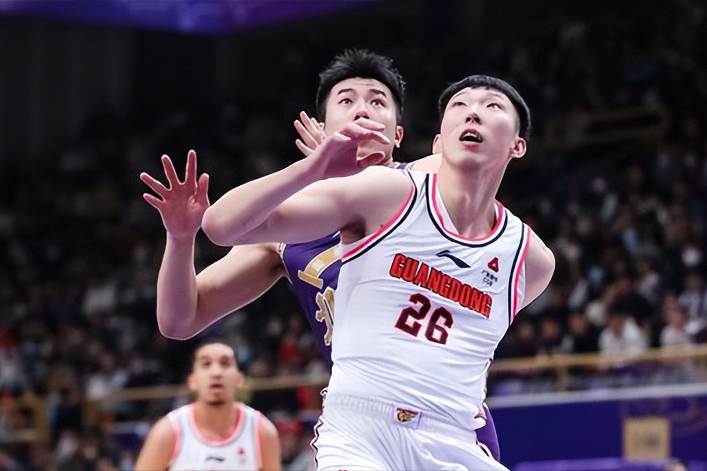 包含广东宏远队主场取得六连胜，稳居榜首位置的词条