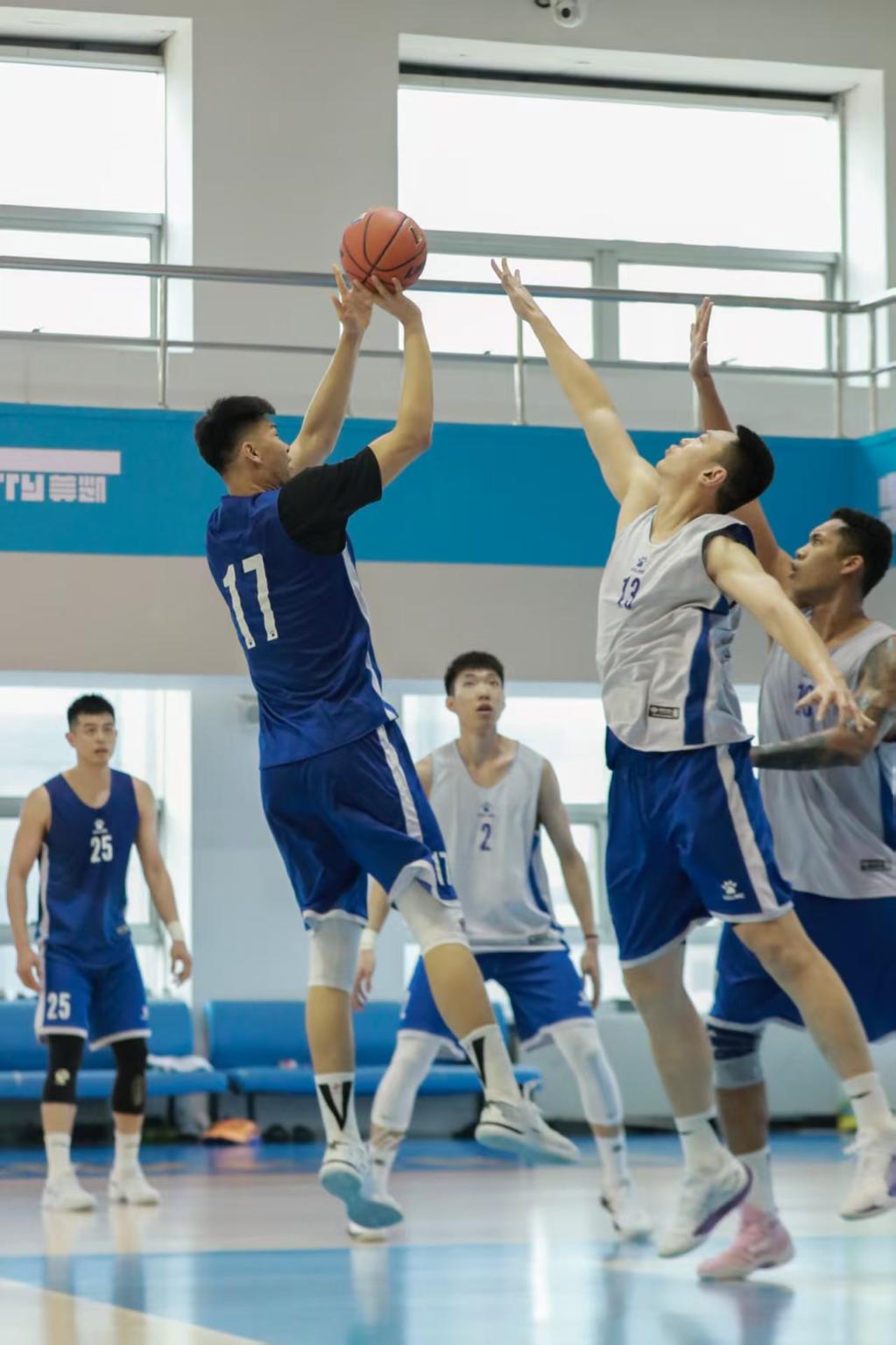 包含CBA官方发布北京男篮集锦：一起来回顾北京男篮的季后赛高光表现的词条