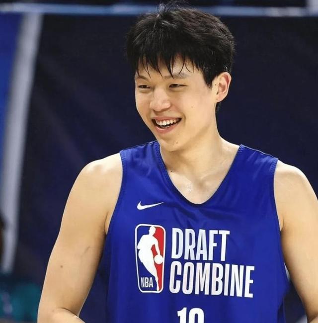 包含为什么全民都在关注杨瀚森？因为他是姚明未完成的梦想！的词条
